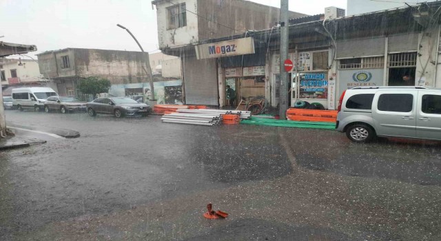 Cizrede dolu ve sağanak yağış sokakları göle çevirdi