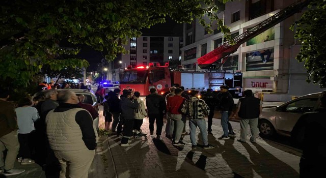 Çorluda ev yangını: Mahsur kalan vatandaşlar itfaiye ekiplerince tahliye edildi
