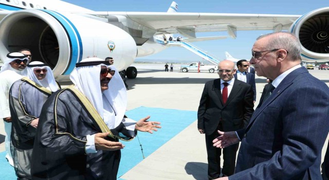 Cumhurbaşkanı Erdoğan, Kuveyt Devlet Emiri Şeyh El Sabahı havalimanında karşıladı