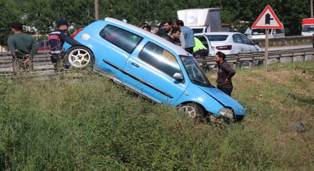 D-100de ilginç kaza: Otomobil bariyerlerin üzerinde sürüklenerek asılı kaldı