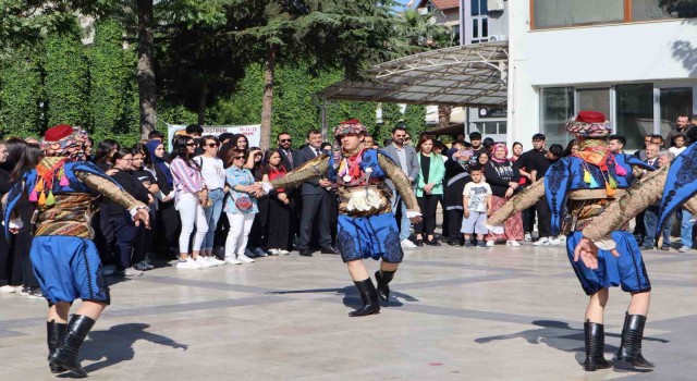 Denizlinin halk oyunları şampiyonları coşkuyla karşıladı