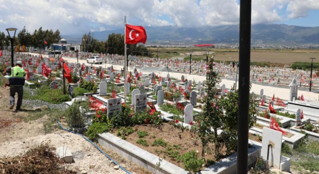 Deprem Şehitleri Mezarlığında Bakım Çalışması Yapıldı