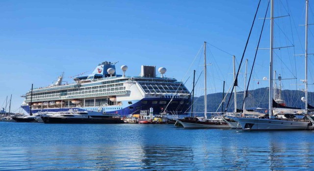 Dev yolcu gemisi Marmaris Limanına demir attı