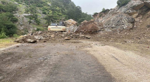 Düziçi ilçesinde Devasa kayalar yolu ulaşıma kapattı