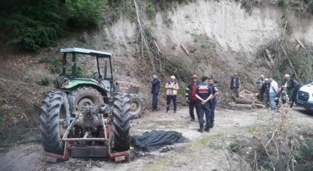 Devrilen traktörün altında kalan sürücü hayatını kaybetti