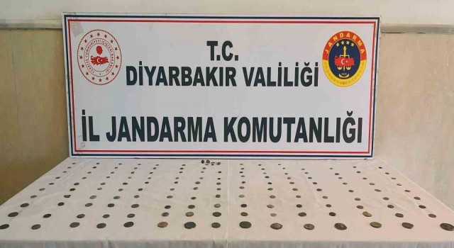 Diyarbakırda 150 adet sikke ve obje satmaya çalışan 2 şüpheli yakalandı