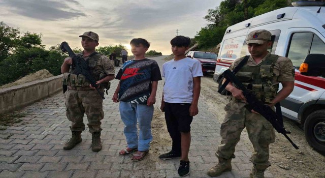 Diyarbakırda çalılıklarda mahsur kalan 2 çocuk kurtarıldı
