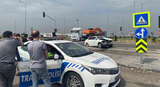 Diyarbakırda iki otomobil çarpıştı: 1 yaralı