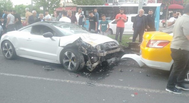 Diyarbakırda iki otomobil çarpıştı: 1 yaralı