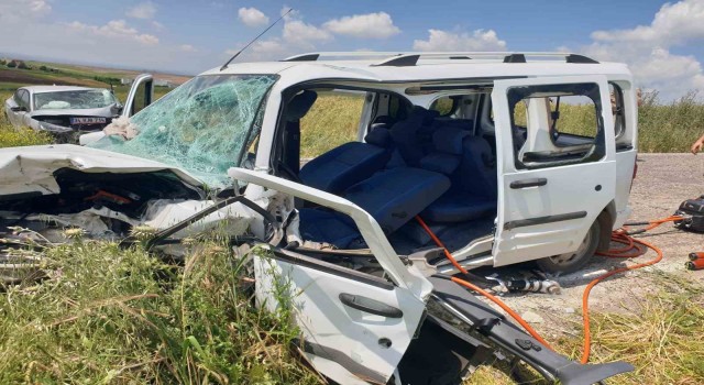 Diyarbakırda otomobil ile hafif ticari araç çarpıştı: 2 yaralı