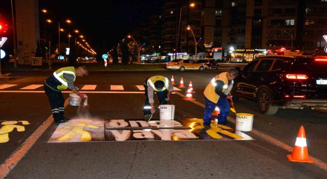 Diyarbakırda yol çizgi yenileme çalışmaları sürüyor