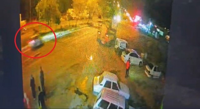Diyarbakırda yolun karşısına geçmek isteyen genç kıza otomobil böyle çarptı