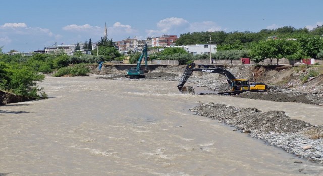 Dörtyolda kuvvetli yağışla taşan derede ıslah çalışmaları sürüyor