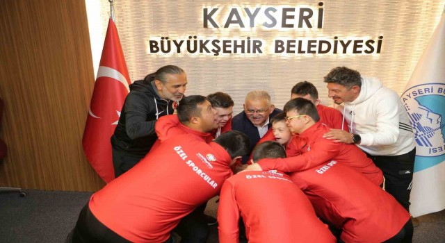 Down Futsal Takımı sporcularından Başkan Büyükkılıça sevgi gösterisi