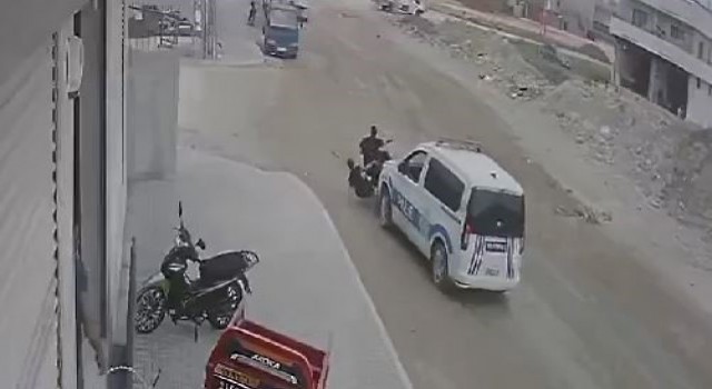 Dur ihtarına uymadı, polis çarparak durdurdu