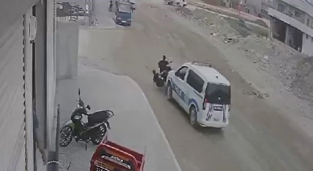 Dur ihtarına uymadı, polis çarparak durdurdu
