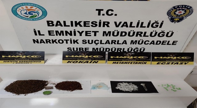 Durdurulan araç uyuşturucu deposu çıktı