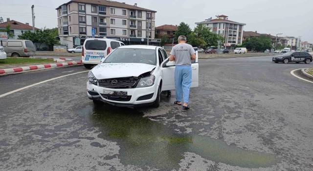 Düzcede kaza sonrası refüje çıkan otomobil ağaca çarptı: 2 yaralı