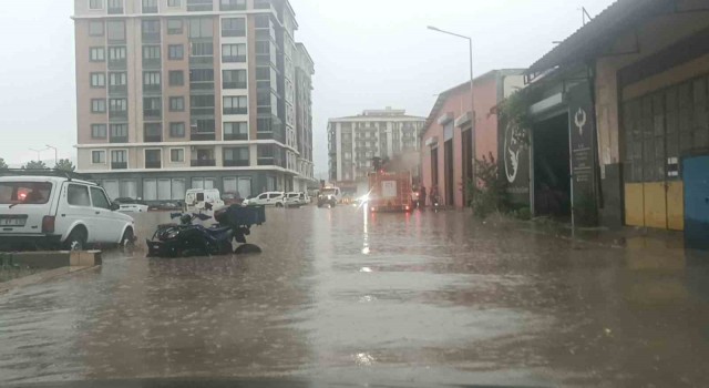 Edremitte su basan yollarda mahsur kalanları itfaiye ekipleri kurtardı