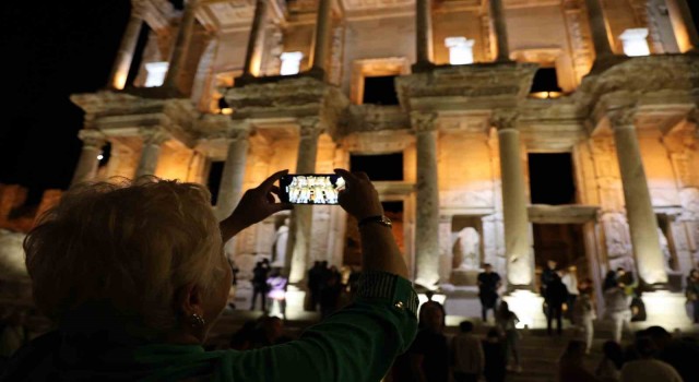 Efes Antik Kentindeki ‘gece müzeciliği lansmanına yoğun katılım