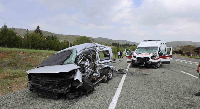 Elazığda feci kaza: Ambulans ile hafif ticari araç çarpıştı 2si polis 6 yaralı