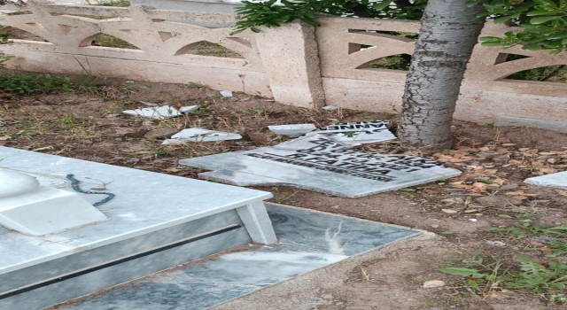 Elazığda mezar taşları kırıldı