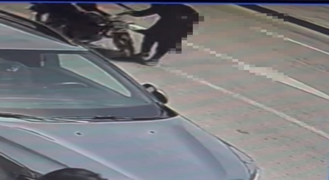 Elazığda motosikletin kadına çarpması güvenlik kameralarına yansıdı