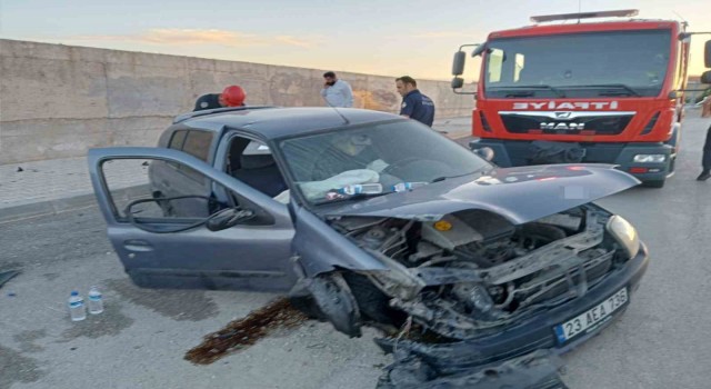 Elazığda otomobil duvara çarptı: 2 yaralı