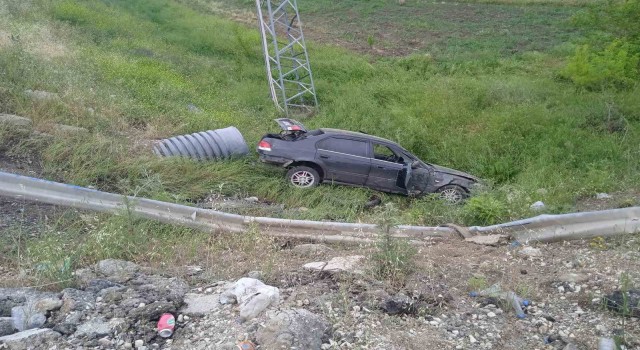 Elazığda otomobil şarampole uçtu: 2 yaralı