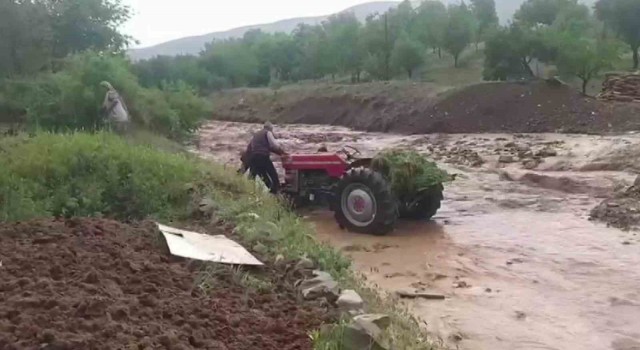 Elazığda sağanak ve dolu yağışı hayatı olumsuz etkiledi