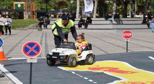 Elazığda Trafik Haftası etkinliklerinde çocuklar doyasıya eğlendi