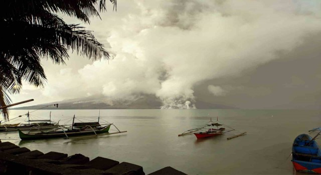 Endonezyada Ruang Yanardağı nedeniyle 12 bin kişi tahliye edildi