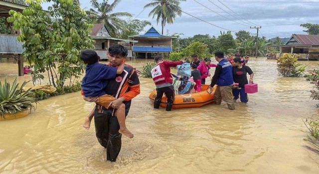 Endonezyada sel ve heyelan faciası: 15 ölü