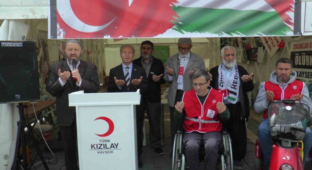 Engelliler ellerini Filistin için semaya açtı