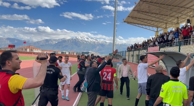 Erzincanda amatör lig maçında kavga çıktı
