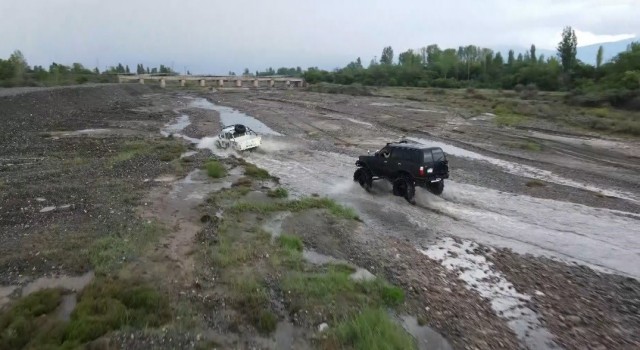 Erzincanda bol çamurlu derede off road