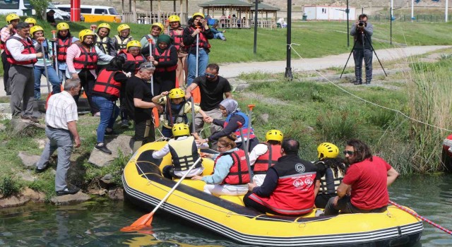 Erzincanda engelli bireylere yönelik paraşüt ve rafting etkinliği renkli görüntüler oluşturdu