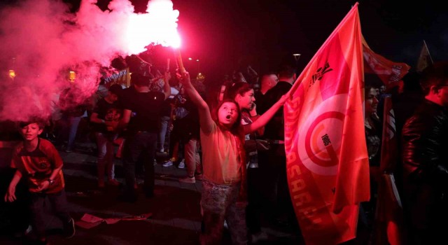 Erzincanda Galatasaray taraftarları meydanı panayır alanına çevirdi