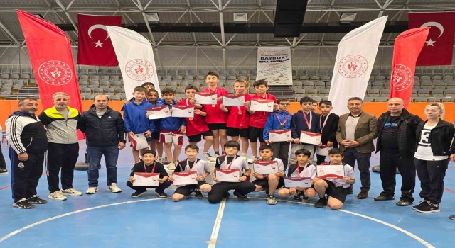 Erzincanlı badmintoncular Bayburtta grup birincisi oldu