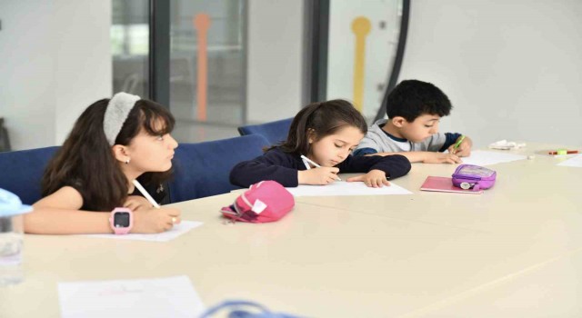 Esenyurtta Çocuk Üniversitesinde çocuklar verimli vakit geçirirken öğreniyor