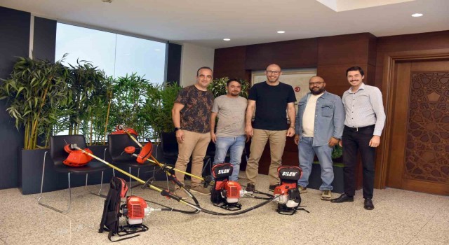 Esnaflar Germencik Belediyesine çim biçme makinesi hediye etti
