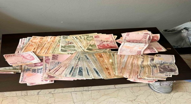 Eyüpsultanda ‘hastaneye gideceğim diyerek dilenen şahsın üzerinden 23 bin lira çıktı