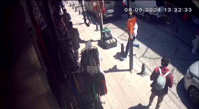Fatihte kendisinden alışveriş yapmayan turisti bıçaklayıp kaçtı: O anlar kamerada