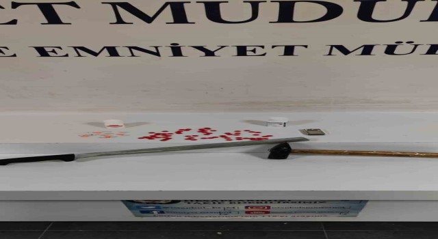 Fatihte polise satır ve çekiçle direnen torbacı yakalandı