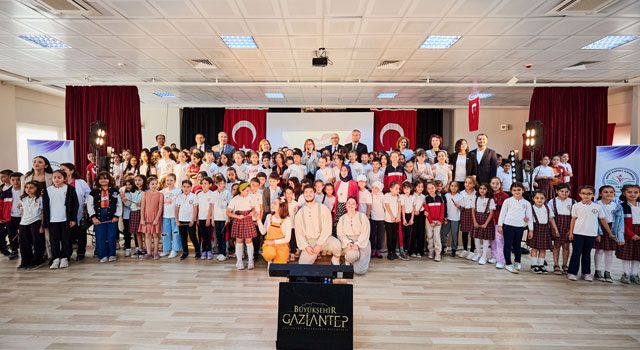 Fatma Şahin'den Hayri Küpeli İlkokulu'na Ziyaret: "Yerlere Çöp Atma"