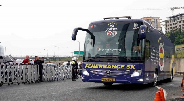 Fenerbahçe takım otobüsü stada geldi