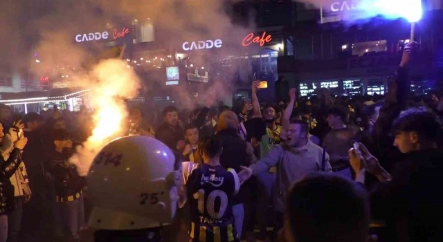 Fenerbahçe taraftarı galibiyeti kutladı