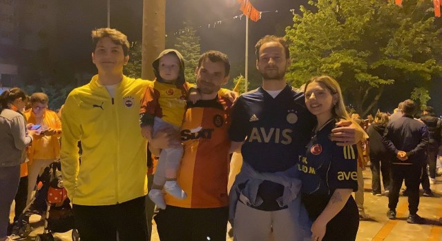 Fenerbahçeli çift Galatasarayın şampiyonluk kutlamalarına katıldı
