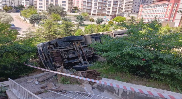 Freni arızalanan belediye kamyonu apartmanın bahçesine devrildi