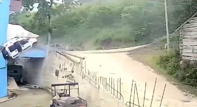 Freni boşalan park halindeki araç bina bahçesine uçtu